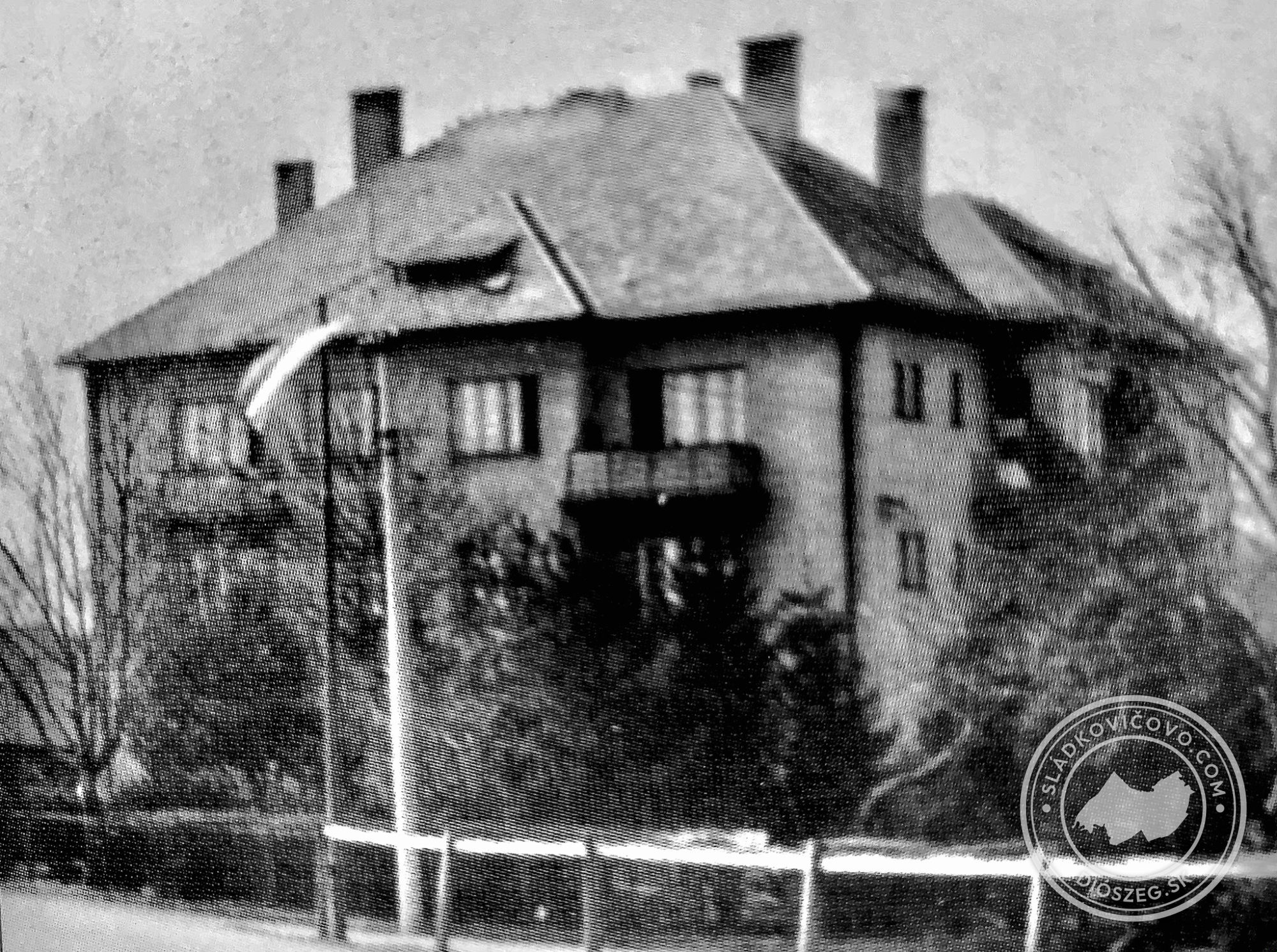 Polyfunkčná budova, vľavo Pošta, vpravo Verejná bezpečnosť a služobné byty, v 50. rokoch 20. storočia.