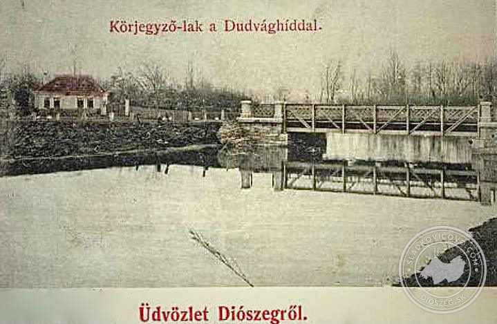 Starý Obecný dom s Dudváhom a mostom niekedy na začiatku 20. storočia.