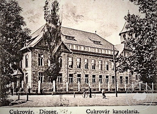Administratívna budova cukrovaru a hlavná brána na pohľadnici z roku 1923.