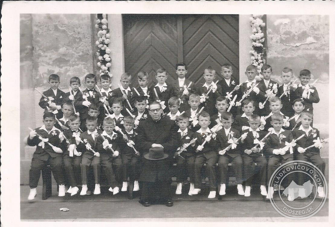 Fotografia z prvého prijímania chlapcov nar. 1953 až 1954 do rím.kat. cirkvi v Sládkovičove
