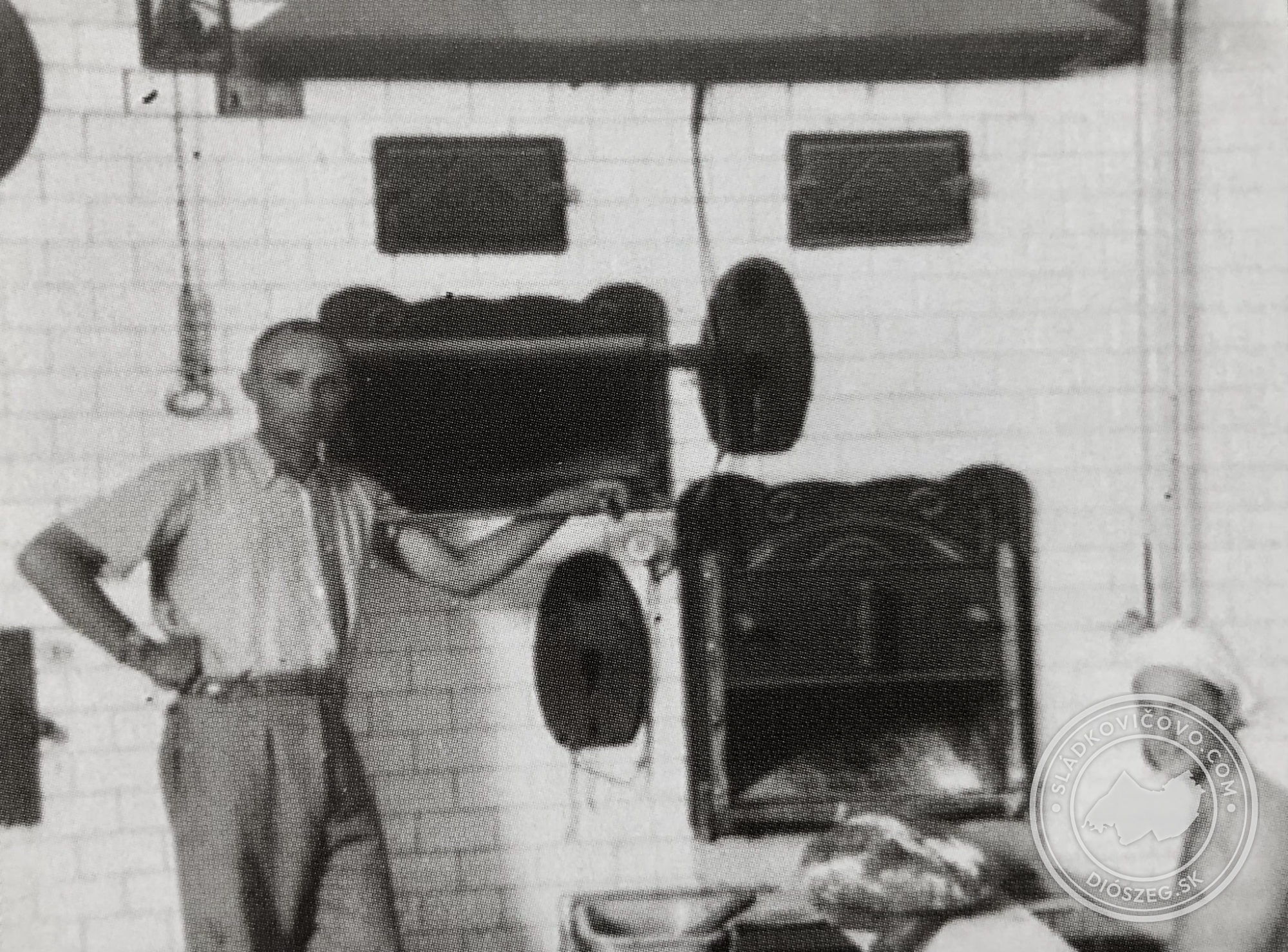 Preisinger úr, a pék MESTER a pékségében. Termékeit Diószeg tág környéke vásárolta. Emlékeimben felidéződik, ahogy nagymamám bedagasztotta a krumplis tésztát, beletette egy ovális kosárba, megjelölte egy szív alakú, névvel ellátott cédulával, és már sétáltunk is a pékségbe. A megbeszélt időre aztán visszamentünk a még meleg, illatozó, ropogós kenyérkéért. Alig vártam, hogy hazaérjünk, és nagymamám levágja nekem a csücskét. Az illatát és az ízét soha nem felejtem el...