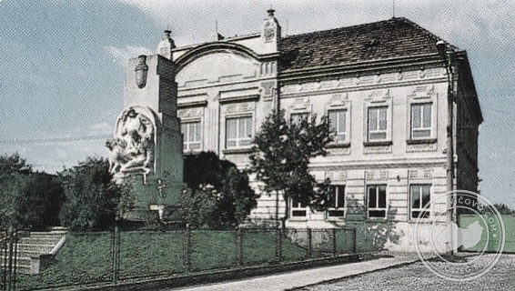 Az iskola és az emlékmű a Fő utcán a 20. század 70-es éveiben.