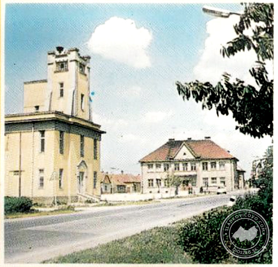 A tűzoltószertár („hasičák”) és a Kultúrház épülete a múlt század 70-es éveiben.