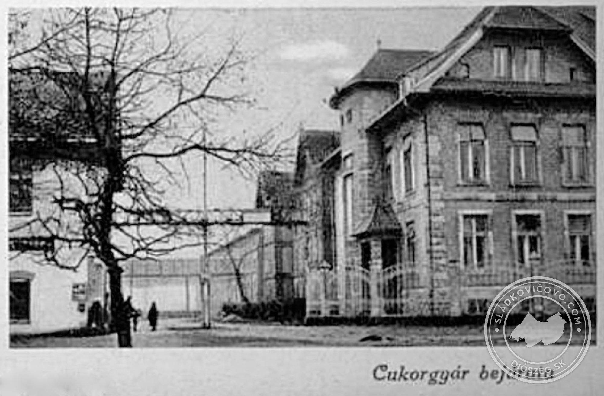 Hlavná brána cukrovaru v druhej dekáde 20. storočia.