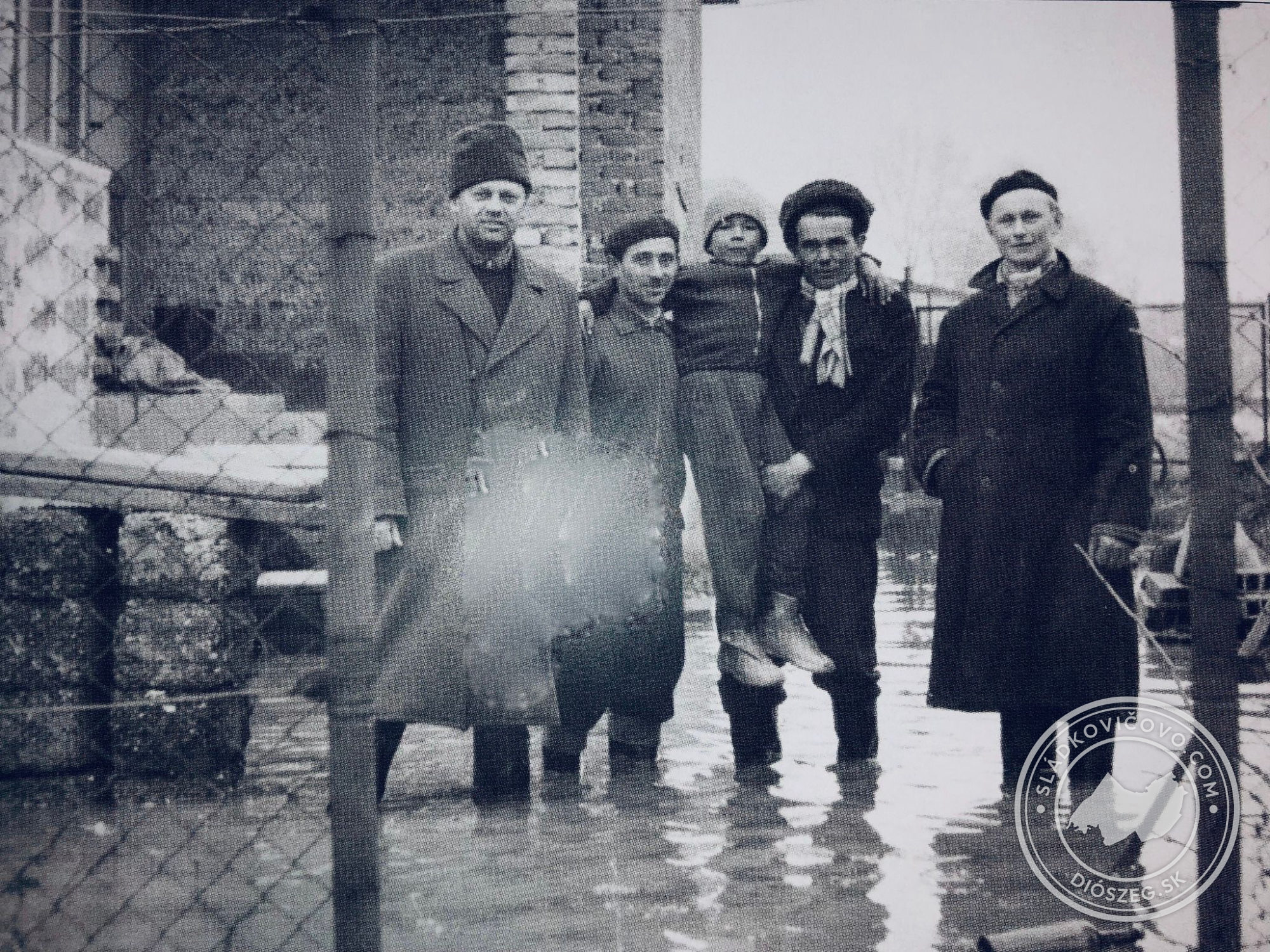 Vízállás az épülő Béke utcában az 1964-es árvíz idején.