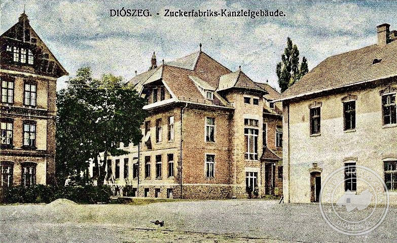 Predné nádvorie cukrovaru okolo roku 1920 na kolorovanej pohľadnici.