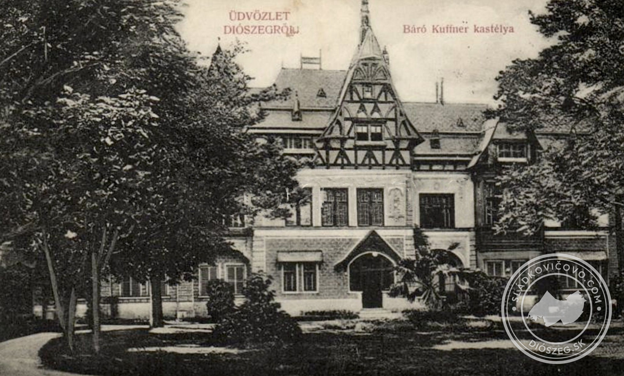 Južné priečelie pôvodného eklektického kaštieľa s časťou parku na pohľadnici z poslednej dekády 19. storočia.