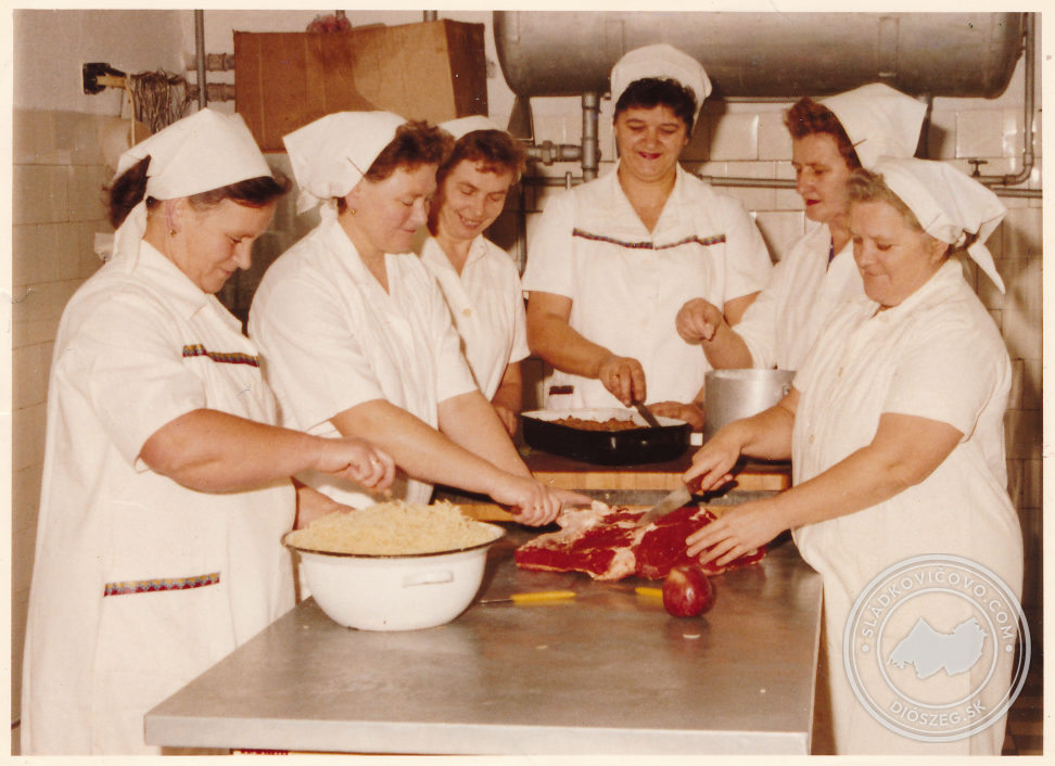 Kolektív kuchárok Slovenskej odborovej školy Sládkovičovo (1983)