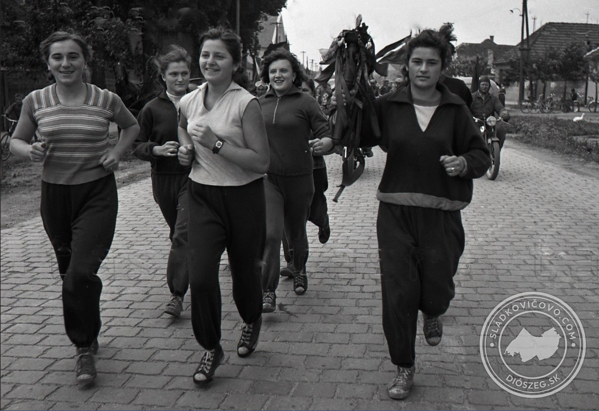 Ifjúsági váltófutás a Fő utcán a kastély előtt 1957-ben.