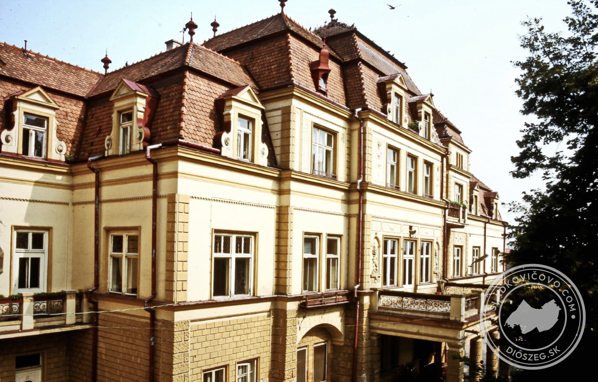 Zaujímavý pohľad na kaštieľ na fotografii zo začiatku 80. rokov minulého storočia.